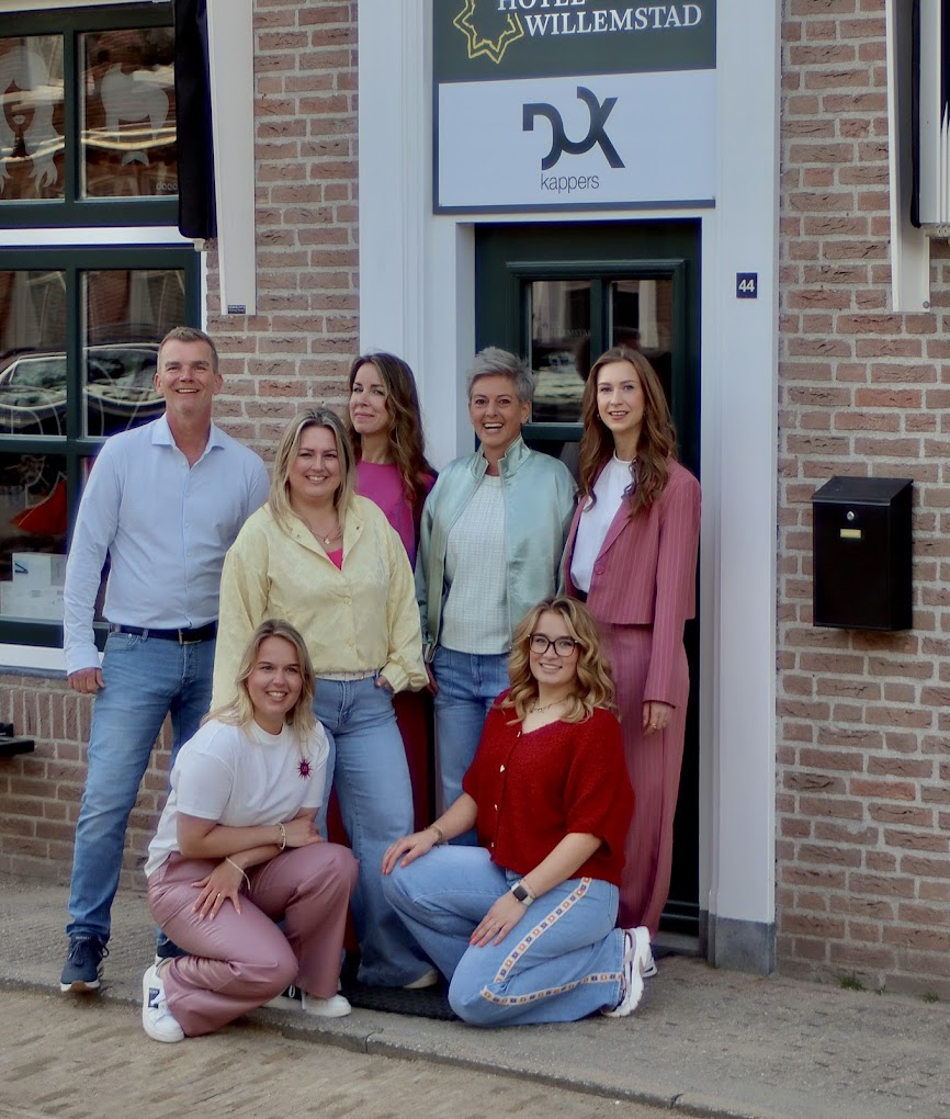 Het team van DOK Kappers voor de salon aan de Voorstraat 44 in Willemstad